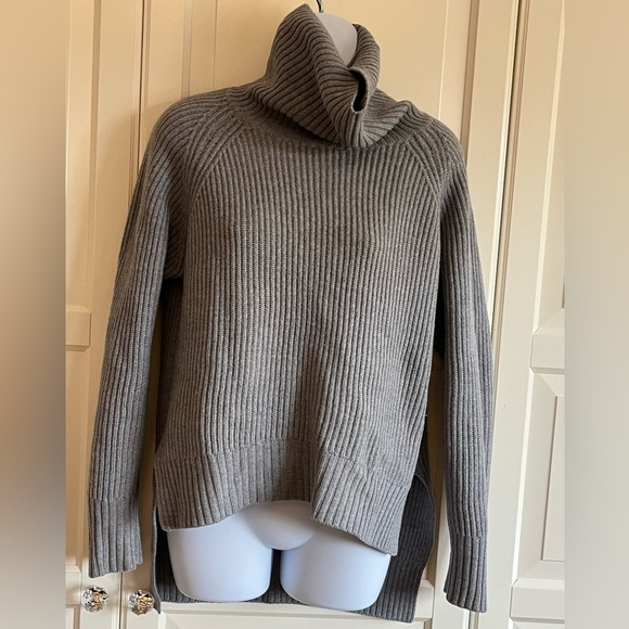 Wilfred Free Lin Grey Sweater High Low Hem 100% Merino Wool
Turtleneck Size S - Picture 7 of 15